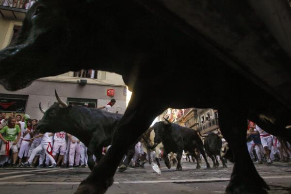 Her yl dzenlenen san fermin festivaline dnyann drt bir yanndan binlerce turist katld.