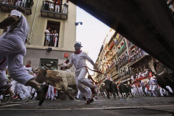 Her yl dzenlenen san fermin festivaline dnyann drt bir yanndan binlerce turist katld.