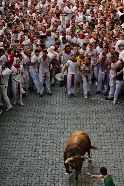 Her yl dzenlenen san fermin festivaline dnyann drt bir yanndan binlerce turist katld.
