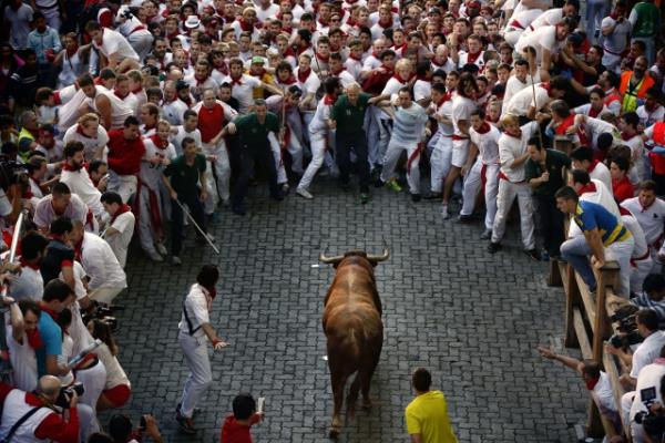 Her yl dzenlenen san fermin festivaline dnyann drt bir yanndan binlerce turist katld.