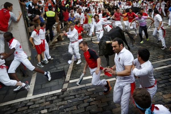Her yl dzenlenen san fermin festivaline dnyann drt bir yanndan binlerce turist katld.