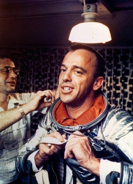 Alan Shepard, uzaydaki ilk Amerikan, Navy Mark IV uzay kyafetini giyerken