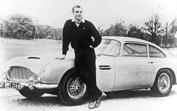 Sean Connery James Bond rolnde, Aston Martin DB5 nnde poz verirken-1965
