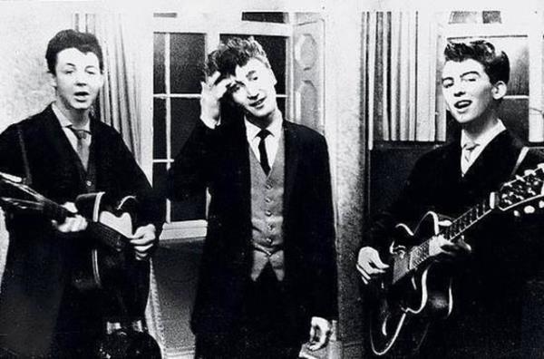Paul McCartney, John Lennon ve George Harrison dn kokteyli srasnda performans sergilerken-1958