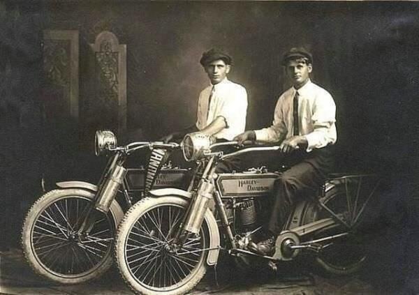 William Harley ve Arthur Davidson, 1914 Harley Davidson motorlarn reticileri