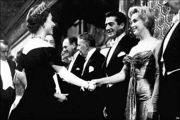 Marilyn Monroe, Queen Elizabeth ile tanrken-1956