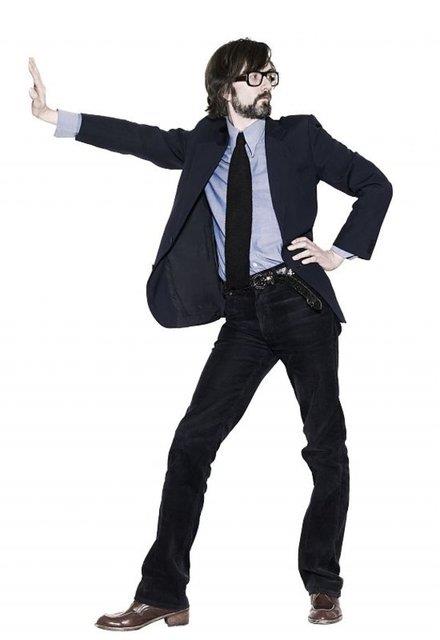 Jarvis Cocker, gerek bir Brit. Bunu her halinden aka grebiliyorsunuz. Kesinlikle kendine has bir tarza ve stile sahip. Ve en iyi giyinenlerden biri olarak kabul ediliyor.