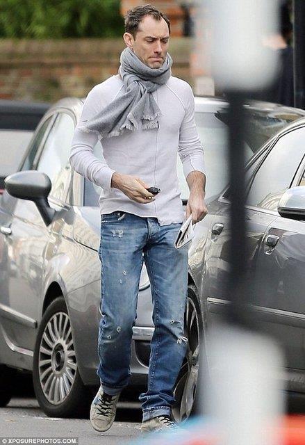 Jude Law kadnlarn en beendii erkeklerden biri. Karizmasnn yan sra kendine zg giyim tarz ile de dikkat eken Law, bugne kadar, pek ok moda devinin de yz oldu.