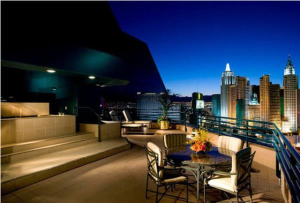 <br><b>MGM Grand</b></br>  Las Vegas manzaras karsnda havuza girme imkan sunan bu dubleks otel odas, Las Vegas'a turist olarak gidip kafa dinlemeye ihtiya duyanlar iin tasarlanm.