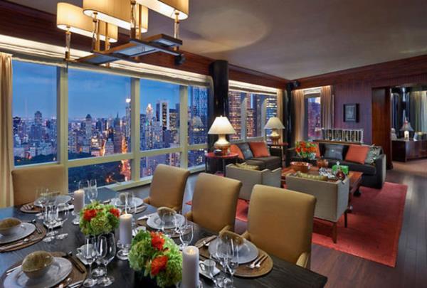 <br><b>Mandarin Oriental, New York</b></br>  Bakanlk suiti olarak sunulan oda yzyllar ncesine ait Asya ipek ve kumalaryla donatlm.