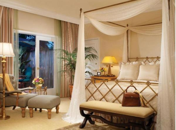 <br><b>Beverly Hills Hotel</b></br>  Birka yl ncesine kadar Los Angeles'n en byk suiti olan oda, Bungalow oluuyla benzerlerinden ayrlyor.