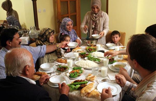 Faydal enzimler uyarlyor Oru tutarken zellikle yalarn yklmasyla ilgili enzim sistemleri adeta antrenman yaparm gibi uyarlmakta bylece daha hzl ya ykm yapabilecek hale gelmekte. Enzimlerin, bu aktif ve uyarlm hali oru bittikten sonra da bir sre daha devam edebilmektedir. Oruluyken karacier normal zamanda yapmay brakt veya azaltt baz faydal metabolik aktiviteleri tekrar yapmaya balar. Bunlardan birka dier maddelerden glikoz oluturmak (glukoneogenez), karacierde depolanm bekleyen glikoz depolarn kullanma sunmak (glikojenoliziz) ve ya depolarnn yklarak kullanmn hzlandrmaktr.