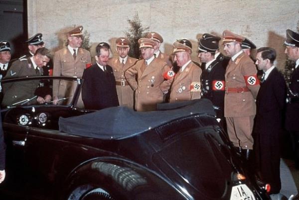 Makine Mhendisi Ferdinand Porsche, 50. doum gn sebebi ile Hitler'e st ak bir otomobil armaan ediyor.