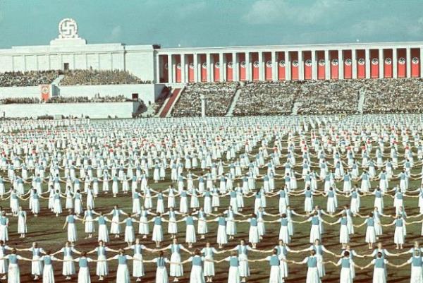 Alman Kzlar Topluluu parti kongresinde dans ediyor 1938.