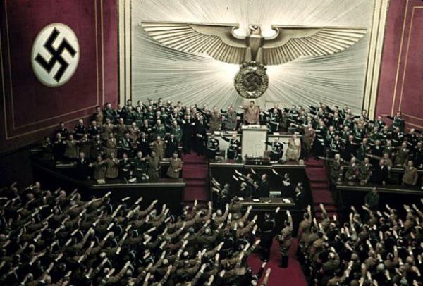 Adolf Hitler al konumas yapyor, Kroll Opera Binas, Berlin, 1939.