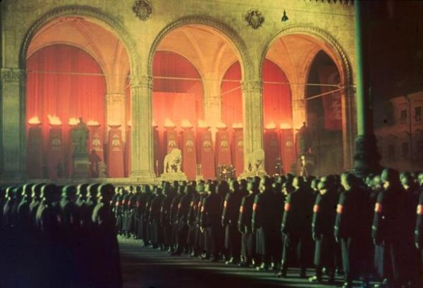 SS Subaylarnn ylda bir dzenlenen gece yars yemini treni, Mnih, 1938.