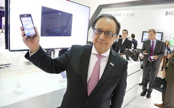 13 megapiksel kameras olan akll telefonun 2000 mAh'lk pil kapasitesi var.