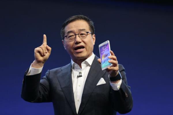 12 saat konuma (3G) zelliiyle gelen telefonda Stand by (3G) zellii bulunmuyor.