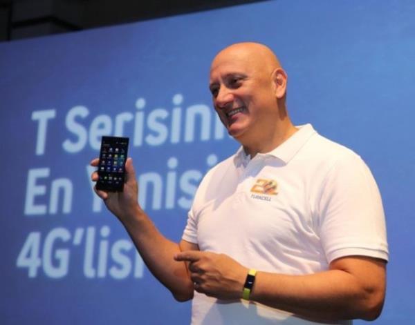 13 megapiksel kameras olan akll telefonun 2300 mAh'lk pil kapasitesi var.