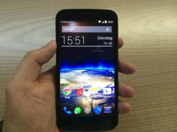 5 megapiksel kameras olan akll telefonun 3000 mAh'lk pil kapasitesi var.