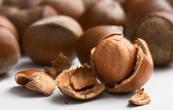 4. Yal Tohumlar: Fndk, ceviz, badem gibi yal tohumlar zengin ya asidi, vitamin ve mineral bileimi ile n plana kyor.