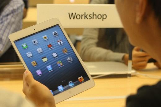 Apple iPad Mini    Kal�nl�k: 0,28 in�    A��rl�k: 308 gram    Ekran boyutu: 7,9 in�