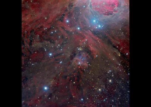 Avc takmyldz ynnde yaklak 1,500 k yl uzaklkta bulunan NGC 1999 Nebulas, mavi parlak gaz bulutlaryla i ie...