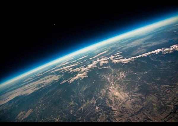 Kolorado'dan havalanan bir yksek irtifa balonu yardmyla 27 kilometre teden Dnya. Siyahlar iinde kk nokta olarak grlen Ay.