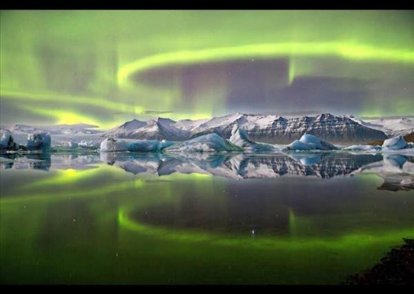 2014 Uluslararas Astronomi Fotoraflar yarmasnn kazananlar Greenwich Kraliyet Rasathanesi tarafndan akland. Yzlerce amatr ve profesyonel fotorafnn katld yarmann birincisi, ngilitere'den James Woodend oldu. ngiliz fotoraf James Woodend, byk dl kazanmak iin amatr ve profesyonel fotoraflarla olan rekabetini ektii bu fotorafla kazand. zlanda'nn Vatnajkull milli parknn zerinden ykselen canl kuzey klar.