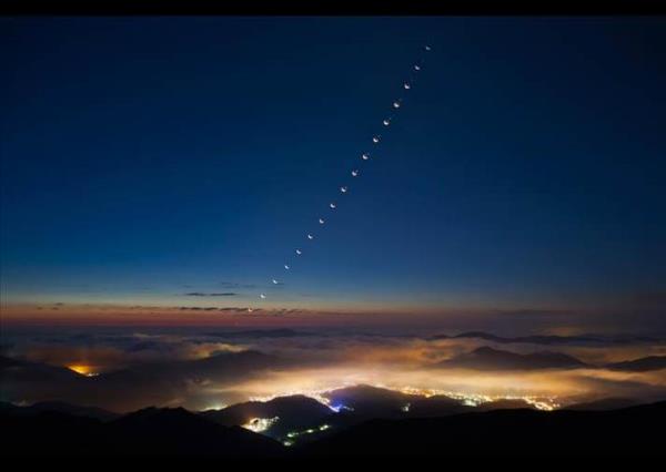 Ay ve Vens'n ayn pozisyona geliini gsteren hzlandrlm bir fotoraf. Vens bir ara yok olurken, bir saat sonra tekrar ortaya kyor.