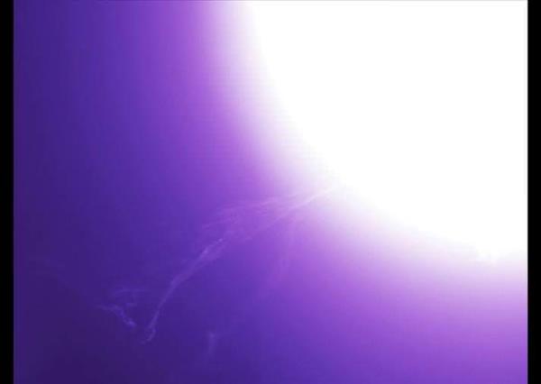 Kalsiyum K, ekstrem ortamlarda kalsiyum iyonlarnn yayd n spesifik dalga boyunu gsteren bir terim. Astronomlar, gne yzeyindeki bu dev patlama gibi ekstrem olaylara dair kantlar, ancak gnei son derece dar bir renk aralnda grntleyerek ayrt edebiliyor.