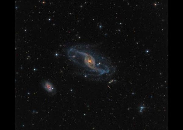 NGC 3718, Ursa Major takmyldznda bulunan ve kendine zg bir ubuklu sarmal gkada olarak bilinir. Onun yakn komusu NGC 3729 (solda altnda) ile yerekimsel etkileimlerinin grnts.