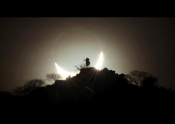 Kenya'da Ay ve Gne'in ayn anda bat ve oluan karanlk