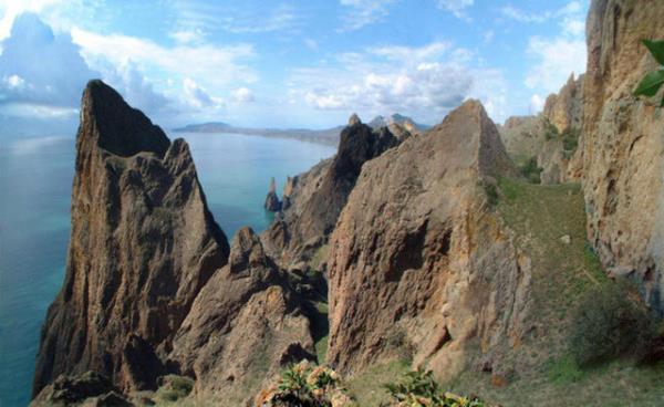 Kefe, Krm yarmadasnn gneydou kysnda Akmescit?e 120 km mesafede 77.000 nfuslu tarihi bir liman ehri, ayn zamanda kltr ve turizm merkezidir.