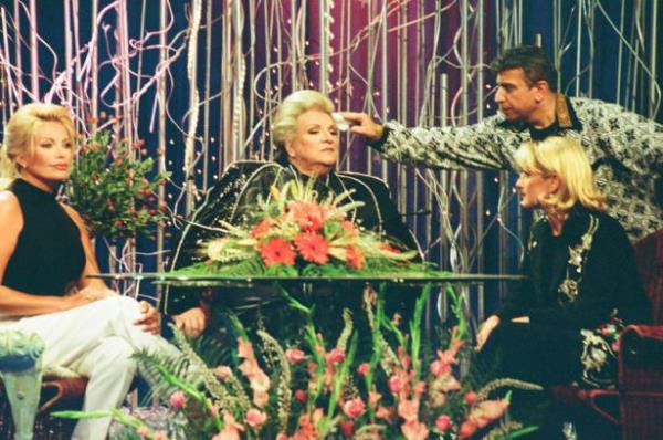 TRT zmir stdyolarnda kendisi iin hazrlanan trene katlrken grlyor.