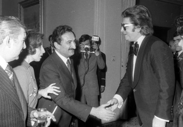 Fotorafta Cumhurbakan tarafndan gazeteciler ve sanatlar adna dzenlenen bir resepsiyona katlan sanat Zeki Mren, Babakan blent Ecevit ve ei Rahan Ecevit ile grrken grlyor.