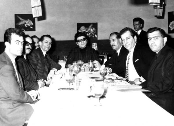 Fotorafta ato Yazar Gazinosu sahibi Necdet Yazar'n (sol 3), Zeki Mren'in (karda) programa balamas nedeniyle verdii davet grlyor.