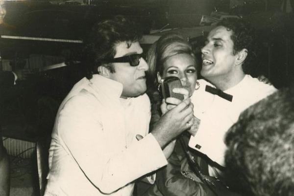 1950'lerin Trkiye'sinde allm kalplar zorlayan elbiseleri ve sahne davran ile halkn ilgisini srekli olarak stnde tutmay baaran sanat, arklarnn ounu kendisinin besteledii 18 filmde de baaryla oynad.