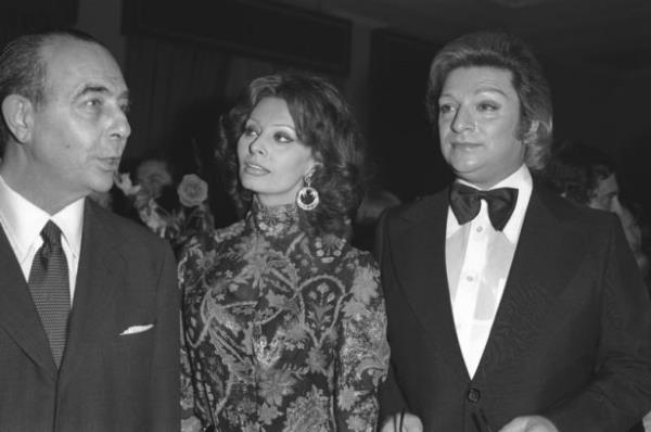 Fotorafta Zeki Mren (sada), bir resepsiyonda talyan sinema sanats Sophia Loren ile birlikte grlyor.