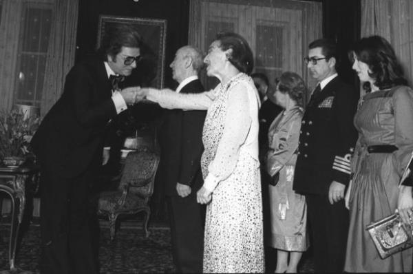 Sanat Zeki Mren (solda), 1978 ylnda Cumhurbakan Fahri Korutrk ve ei Emel Korutrk'n gazeteciler ve sanatlar iin verdii resepsiyona katld.