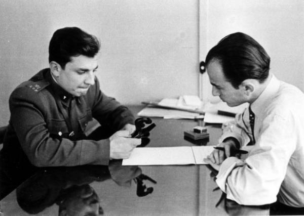 Fotorafta Sanat Zeki Mren'in (solda), Ankara Piyade Okulu'nda askerlik yaparken verdii bir rportaj grlyor.