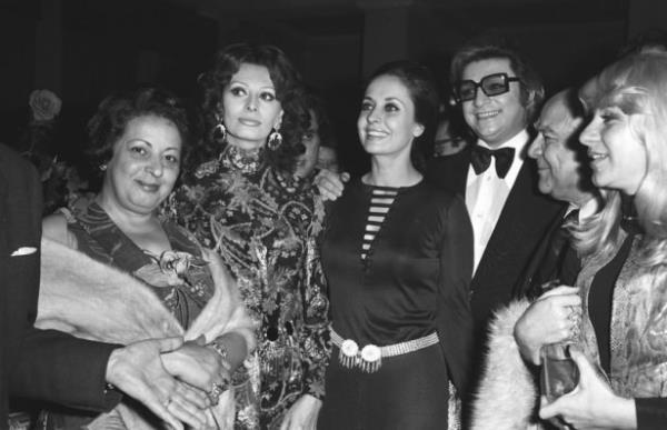 Fotorafta talyan sinema sanats Sophia Loren (sol 2) adna verilen resepsiyonda (sadan sola), tiyatro sanats Ayla Algan, Ankara Senatr Hfz Ouz Bekata, Zeki Mren ve Ayten Gker grlyor.