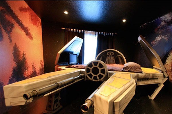 Uzay meki�i �eklinde yatak  <br>18 bin dolar.</br>