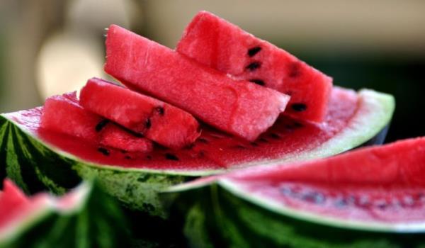 Likopen ynnden domates ve krmz meyveler, karpuz, mrdm erii gibi besinleri tercih edilebilir. Potasyum ierii sebebiyle, kavun veya kays mutlaka sofranzda olmaldr. Prebiyotik lifler ierdii iin semizotu, ve yeil yaprakl sebzeleri de iftar sofranzda bulundurmak icap eder