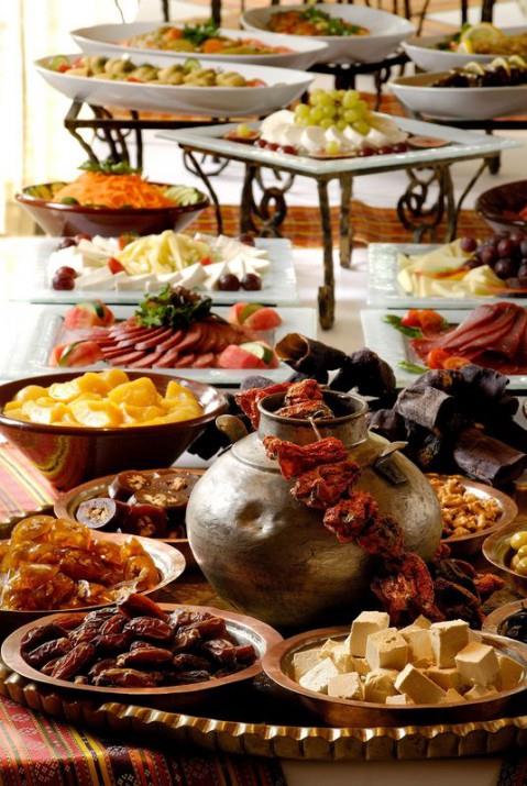 Ayrca kuru ve taze meyvelere, leblebiye de yer almal. Kalsiyum ve magnezyum ierii ynnden zengin olan st, yourt, ayran, dzenli olarak da peynir yenilmelidir.