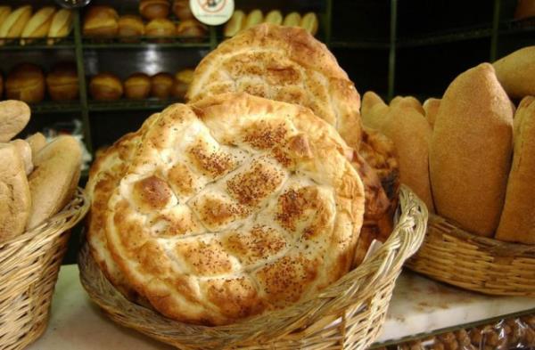 <p><b>1. ftardan sahura beslenme nasl olmal?</b></p>    Hazrlanan menler ok nemli. Hem beslenme hem de kltr olarak ok nemli bir yere sahip iftar sofralarnda pidenin yannda hurma, zeytin, su, orba, salata ve ll miktarda et yemeklerine yer verilmesi gerekiyor.