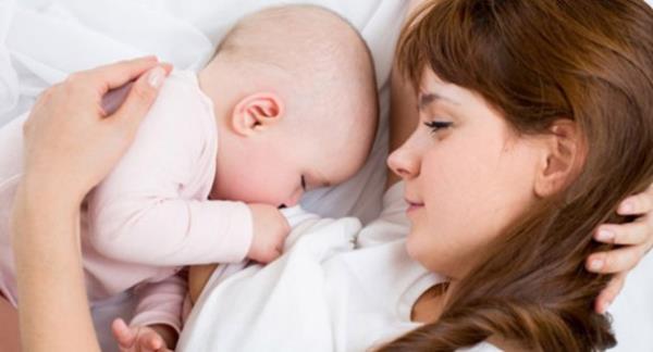 <p><b>9. Annelere zel bir beslenme listeniz var m?</b></p>    Annelerimize emzirme dneminde artan kalori ihtiyacn gidermek iin, bo enerji kaynaklarndan (hazr meyve suyu vb) deil; daha salkl kaynaklardan (meyve, esmer, tam tahll ekmekler vb) faydalanmalarn tavsiye ediyorum. Yumurta, et, tavuk, balk, kuru baklagilleri her gn eitlendirerek protein almn artrmallar. Ar eker ve yal gdalar yemeyi brakmalar gerekiyor. zellikle alerjileri yoksa her gn st iilmeli ve st rnleri yemeleri gerekiyor. Hafif stl ve meyveli tatllar annelerin ncelikli tercihi olmaldr. Mevsimine uygun meyve (kavun, karpuz, kiraz, kays vb) ve sebze (enginar, bakla, semizotu gibi) yemeyi ihmal etmemelidirler. zellikle emziren  anneler bol su imeliler. Bylece anne stnn azalmasn da nleyebilirler.