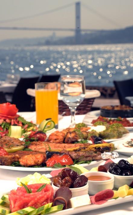 <p><b>10. ftar sofrasnda olmamas gerekenler besinler neler?</b></p>  ftar sofralarnn vazgeilmezi olan tatllar tamamen kaldrn demek doru olmaz; ancak bu dnemde uzun sreli aln ardndan ar bir yemein peine yenilen tadlar; kan ekerinizde ani ykselmelere bu da beraberinde baz hastalklarn tetiklenmesine sebep olabilir. Sofranzda tatl olmal; fakat bu ayda erbedi tadlar yerine sd tadlann tercih edilmesi daha doru olur. Ramazan ayn salkl bir ekilde geirmek istiyorsanz erbedi tatllarn yannda kzartmalar, ok yal ve ar baharatl yiyecekler, ikembe, cier, dil, beyin gibi sakatatlar, sucuk, salam, pastrma gibi yiyeceklerden ve ieriini bilmediiniz gdalardan uzak durulmal. Ar hamur ii ve kuruyemi yenilmemeli. Ciddi salk problemlerine sebep olan asitli iecekler iilmemeli. Hatta ramazan ay,&#8195; zararl yiyecek ve ieceklerden kurtulmak iin iyi bir frsattr. Zararl eyleri brakmaya hemen balayabilirsiniz.