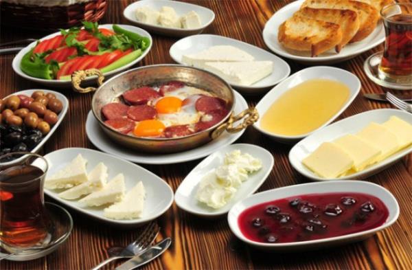 <p><b>12. Sahurun salk acsndan nemi nedir?</b></p>    Ramazan'n yaza denk gelmesiyle, orulu geirilen vakit 17 saati buluyor. Dolays ile sahurun nemi gittike artyor. Az ve sk beslenme iin sahura kalkarak oru tutmak ve uzun sren al bir nebze olsun azaltmak, salmz iin ok nemli hale geliyor. nk uzun sreli alk, kan ekerini drerek karaciere ve mideye zarar verebiliyor, tansiyonu ve ekeri etkileyebiliyor Bu sebeple mutlaka sahur yaplmal. Sahur yaplmad takdirde iftarda yenen yemein hacmi gittike artyor. Bu da ramazan ay sonras vcuda 2 ile 5 kilo arasnda yansyor. Fakat sahura kalkanlar ve ll yiyenler formlarn da rahata koruyabiliyorlar.