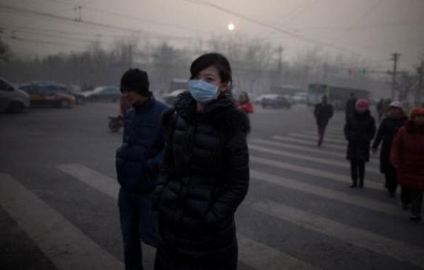 Pekin'de hava ylesine kirli ki, bir gn boyunca bu ehirde nefes almakla gnde 21 sigara imek arasnda pek de bir fark yoktur! ou zaman ehir sis bulutunun altndayken, insanlar maskelerle dolamak durumunda kalr.